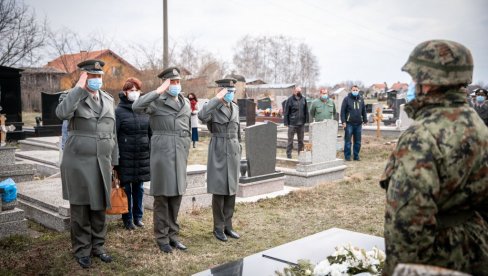 ВЕНЦИ ПРВОЈ ЖРТВИ НАТО БОМБАРДОВАЊА: Сећање на заставника Радована Медића ВЕНЦИ ПРВОЈ ЖРТВИ НАТО БОМБАРДОВАЊА: Сећање на заставника Радована Медића