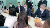 ВАЖНА ДОНАЦИЈА: Синиша Мали уручио лаптоп рачунаре и штампаче удружењу жена Варданке ВАЖНА ДОНАЦИЈА: Синиша Мали уручио лаптоп рачунаре и штампаче удружењу жена Варданке