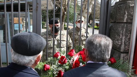 НОВА ЦРНОГОРСКА СРАМОТА: Забранили родитељима и родбини погинулих војника 1999. да положе венце у подгоричкој касарни (ФОТО) НОВА ЦРНОГОРСКА СРАМОТА: Забранили родитељима и родбини погинулих војника 1999. да положе венце у подгоричкој касарни (ФОТО)