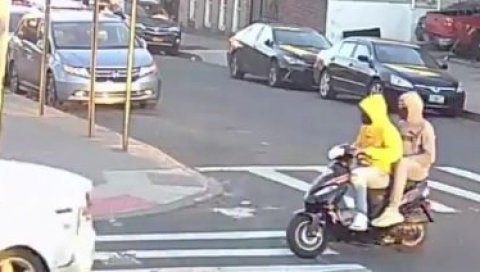 ЗАПУЦАЛИ НА ДЕЧИЈЕМ ИГРАЛИШТУ: Двојац на мотору у Бронксу напад извео у неколико секунди (ВИДЕО) ЗАПУЦАЛИ НА ДЕЧИЈЕМ ИГРАЛИШТУ: Двојац на мотору у Бронксу напад извео у неколико секунди (ВИДЕО)