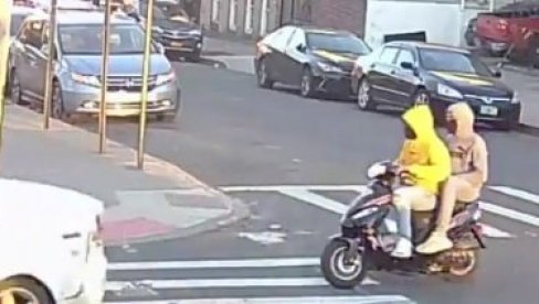 ЗАПУЦАЛИ НА ДЕЧИЈЕМ ИГРАЛИШТУ: Двојац на мотору у Бронксу напад извео у неколико секунди (ВИДЕО) ЗАПУЦАЛИ НА ДЕЧИЈЕМ ИГРАЛИШТУ: Двојац на мотору у Бронксу напад извео у неколико секунди (ВИДЕО)