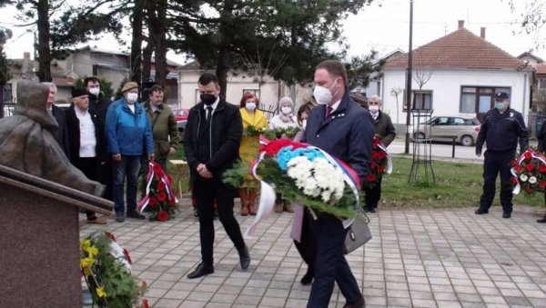 ОНИ СУ ДАЛИ ЖИВОТЕ У БОРБИ ПРОТИВ НАТО АГРЕСИЈЕ: Положени венци и цвеће на спомен-обележје палим борцима у Параћину ОНИ СУ ДАЛИ ЖИВОТЕ У БОРБИ ПРОТИВ НАТО АГРЕСИЈЕ: Положени венци и цвеће на спомен-обележје палим борцима у Параћину