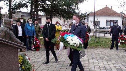 ОНИ СУ ДАЛИ ЖИВОТЕ У БОРБИ ПРОТИВ НАТО АГРЕСИЈЕ: Положени венци и цвеће на спомен-обележје палим борцима у Параћину ОНИ СУ ДАЛИ ЖИВОТЕ У БОРБИ ПРОТИВ НАТО АГРЕСИЈЕ: Положени венци и цвеће на спомен-обележје палим борцима у Параћину