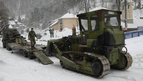 ПО НАРЕЂЕЊУ ПРЕДСЕДНИКА ВУЧИЋА: Војска Србије помаже грађанима у отклањању последица обилних снежних падавина