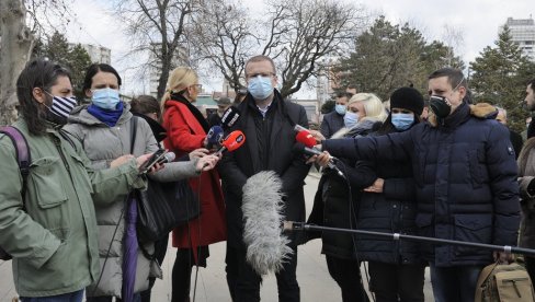 SEĆANJE NA NEVINE MALIŠANE: Na Tašmajdanu položeni venci na Spomenik deci stradaloj u NATO bombardovanju (FOTO) SEĆANJE NA NEVINE MALIŠANE: Na Tašmajdanu položeni venci na Spomenik deci stradaloj u NATO bombardovanju (FOTO)