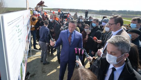 PREDSEDNIK OBIŠAO RADOVE U BEŠKOJ I ZEMUNU: U februaru od Beograda do Novog Sada za samo pola sata! (VIDEO) PREDSEDNIK OBIŠAO RADOVE U BEŠKOJ I ZEMUNU: U februaru od Beograda do Novog Sada za samo pola sata! (VIDEO)