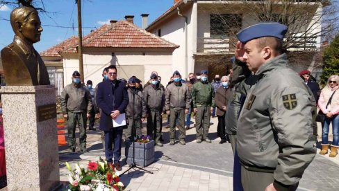 НИЈЕ ХТЕО ДА ИМ ПАДНЕ ЖИВ У РУКЕ: Почаст хероју Животи Ђурићу - Биста пилоту погинулом током НАТО бомбардовања НИЈЕ ХТЕО ДА ИМ ПАДНЕ ЖИВ У РУКЕ: Почаст хероју Животи Ђурићу - Биста пилоту погинулом током НАТО бомбардовања