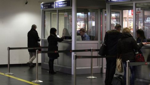 AKCIJA POLICIJE NA BEOGRADSKOM AERODROMU: Zadržan državljanin BiH, hteo da uđe u Srbiju sa lažnim dokumentima AKCIJA POLICIJE NA BEOGRADSKOM AERODROMU: Zadržan državljanin BiH, hteo da uđe u Srbiju sa lažnim dokumentima