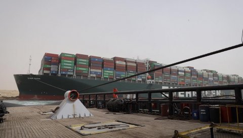 ГУБЕ 400 МИЛИОНА ДОЛАРА НА САТ: У Суецком каналу блокирано 185 бродова ГУБЕ 400 МИЛИОНА ДОЛАРА НА САТ: У Суецком каналу блокирано 185 бродова