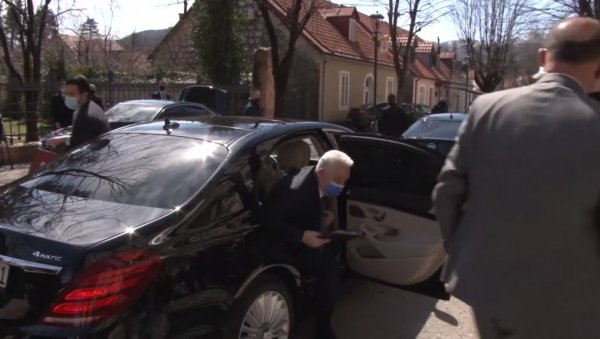 ЂУКАНОВИЋ УЗОР КРИВОКАПИЋУ: Из мајбаха ушао у мерцедес, Здравкова деца кадрирају по Влади и јавним предузећима ЂУКАНОВИЋ УЗОР КРИВОКАПИЋУ: Из мајбаха ушао у мерцедес, Здравкова деца кадрирају по Влади и јавним предузећима