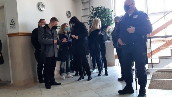 СУЂЕЊЕ ЗА АУДИ СМРТИ У НИШУ: Оптужени Београђанин (19) тврди да није крив, доведен у судницу са лисицама на ногама и рукама (ВИДЕО) СУЂЕЊЕ ЗА АУДИ СМРТИ У НИШУ: Оптужени Београђанин (19) тврди да није крив, доведен у судницу са лисицама на ногама и рукама (ВИДЕО)