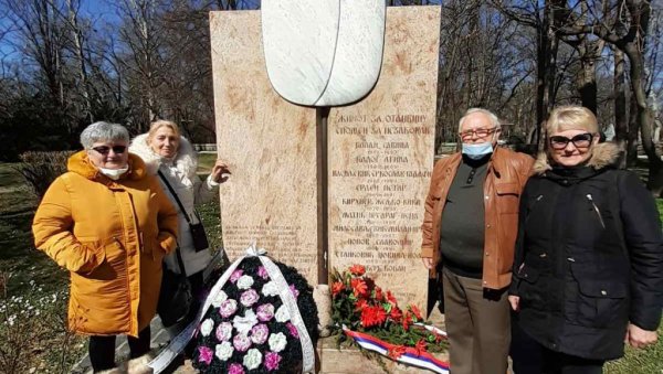 ПОЧАСТ ЗАУСТАВЉЕНОЈ МЛАДОСТИ: Вршчани положили венце на споменик страдалим војницима у НАТО агресији ПОЧАСТ ЗАУСТАВЉЕНОЈ МЛАДОСТИ: Вршчани положили венце на споменик страдалим војницима у НАТО агресији
