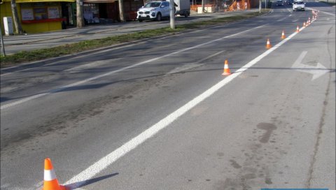 ХЛАДНА ПЛАСТИКА НА ПУТЕВИМА У ЗРЕЊАНИНУ: Постављена нова хоризонтална сигнализација ХЛАДНА ПЛАСТИКА НА ПУТЕВИМА У ЗРЕЊАНИНУ: Постављена нова хоризонтална сигнализација