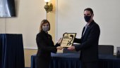 НАГРАЂЕНА ДРАГАНА МЛАДЕНОВИЋ: У Кикинди уручена књижевна награда „Душан Васиљев“ НАГРАЂЕНА ДРАГАНА МЛАДЕНОВИЋ: У Кикинди уручена књижевна награда „Душан Васиљев“