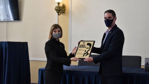 ХРАБРО О ПРОБЛЕМУ СВИХ ЖЕНА: У Кикинди песникињи Драгани Младеновић уручена награда Душан Васиљев ХРАБРО О ПРОБЛЕМУ СВИХ ЖЕНА: У Кикинди песникињи Драгани Младеновић уручена награда Душан Васиљев