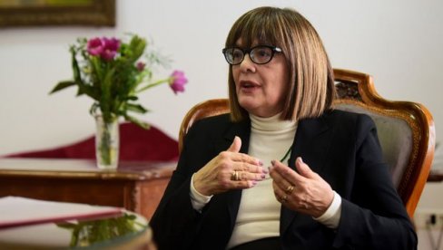 ЗАШТО ДРЖАВА НЕ ШТИТИ ЋИРИЛИЦУ Водећи српски лингвисти питају: За шта се залаже Маја Гојковић? ЗАШТО ДРЖАВА НЕ ШТИТИ ЋИРИЛИЦУ Водећи српски лингвисти питају: За шта се залаже Маја Гојковић?