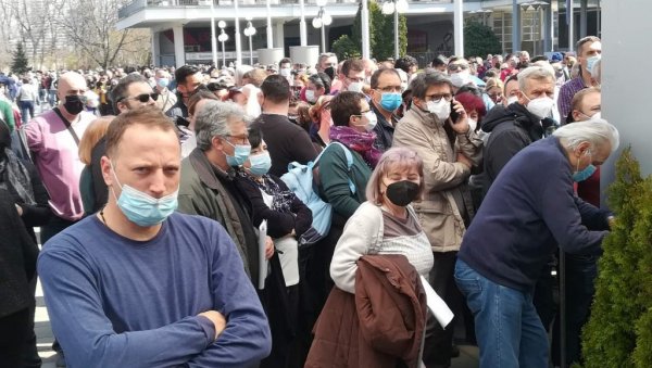 ОГРОМНЕ ГУЖВЕ НА САЈМУ: Почела вакцинација страних држављана, привредници из региона дошли по цепиво у Београд (ФОТО/ВИДЕО) ОГРОМНЕ ГУЖВЕ НА САЈМУ: Почела вакцинација страних држављана, привредници из региона дошли по цепиво у Београд (ФОТО/ВИДЕО)