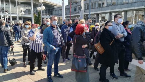 ЧЕКАЈТЕ СВОЈ РЕД ОВДЕ, НЕ ИДИТЕ У СРБИЈУ: Директору Хрватског завода за јавно здравље смета имунизација странаца у нашој земљи ЧЕКАЈТЕ СВОЈ РЕД ОВДЕ, НЕ ИДИТЕ У СРБИЈУ: Директору Хрватског завода за јавно здравље смета имунизација странаца у нашој земљи