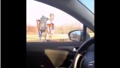 ГДЕ СИ КРЕНУО, ЈУНАЧЕ? Србин иде пешке на Косово - за своју мисију има важан разлог (ВИДЕО) ГДЕ СИ КРЕНУО, ЈУНАЧЕ? Србин иде пешке на Косово - за своју мисију има важан разлог (ВИДЕО)