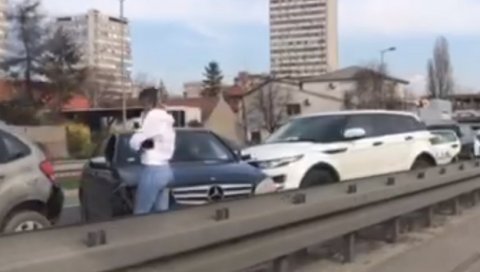 ДВА ЛАНЧАНА УДЕСА НА АУТО-ПУТУ КРОЗ БЕОГРАД: У судару учествовало седам аутомобила ДВА ЛАНЧАНА УДЕСА НА АУТО-ПУТУ КРОЗ БЕОГРАД: У судару учествовало седам аутомобила