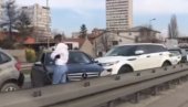 ДВА ЛАНЧАНА УДЕСА НА АУТО-ПУТУ КРОЗ БЕОГРАД: У судару учествовало седам аутомобила ДВА ЛАНЧАНА УДЕСА НА АУТО-ПУТУ КРОЗ БЕОГРАД: У судару учествовало седам аутомобила