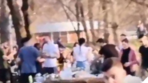 СТРАШНЕ СЦЕНЕ НА АДИ ДОК СУ БОЛНИЦЕ ПУНЕ! Гужва, роштиљање и коло, готово нико не носи маску (ФОТО) СТРАШНЕ СЦЕНЕ НА АДИ ДОК СУ БОЛНИЦЕ ПУНЕ! Гужва, роштиљање и коло, готово нико не носи маску (ФОТО)