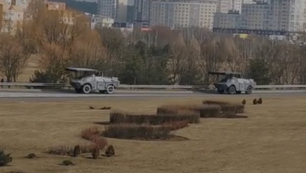 ВОЈСКА И ПОЛИЦИЈА СЕ ПОВУКЛЕ ИЗ ЦЕНТРА МИНСКА: Колоне оклопних возила снимљене на улицама Белоруске престонице (ВИДЕО) ВОЈСКА И ПОЛИЦИЈА СЕ ПОВУКЛЕ ИЗ ЦЕНТРА МИНСКА: Колоне оклопних возила снимљене на улицама Белоруске престонице (ВИДЕО)