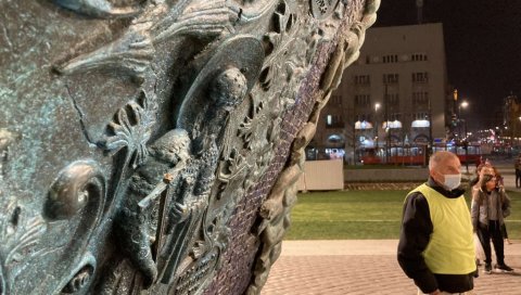 ВРАЋЕН УКРАДЕНИ КРСТ СА СПОМЕНИКА СТЕФАНУ НЕМАЊИ? Вандал поподне откинуо део крста ВРАЋЕН УКРАДЕНИ КРСТ СА СПОМЕНИКА СТЕФАНУ НЕМАЊИ? Вандал поподне откинуо део крста