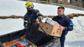 SPASIOCI DOSTAVILI HRANU I LEKOVE: Teška situacija u zavejanim selima na Goliji (FOTO) SPASIOCI DOSTAVILI HRANU I LEKOVE: Teška situacija u zavejanim selima na Goliji (FOTO)