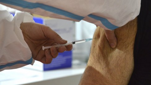 СКАНДАЛ ТОКОМ ВАКЦИНАЦИЈЕ У ФРАНЦУСКОЈ: Уместо цепива, 140 људи добило физиолошки раствор СКАНДАЛ ТОКОМ ВАКЦИНАЦИЈЕ У ФРАНЦУСКОЈ: Уместо цепива, 140 људи добило физиолошки раствор