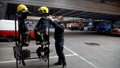 NE SLIKAJTE VATRU, VEĆ ZOVITE ODMAH! Reporteri Novosti sa pripadnicima Vatrogasno-spasilačke brigade u glavnom gradu (FOTO) NE SLIKAJTE VATRU, VEĆ ZOVITE ODMAH! Reporteri Novosti sa pripadnicima Vatrogasno-spasilačke brigade u glavnom gradu (FOTO)
