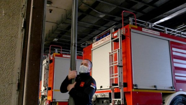 ПОЖАР У БЕОГРАДУ: Изнад кафића на Врачару букнула ватра, ватрогасци експресно реаговали ПОЖАР У БЕОГРАДУ: Изнад кафића на Врачару букнула ватра, ватрогасци експресно реаговали
