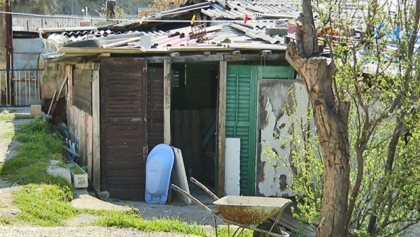 СТАНОВЕ ЧЕКАЛИ 40 ГОДИНА: Радници некадашњег ПКБ из Барака у Игалу коначно добијају смештај СТАНОВЕ ЧЕКАЛИ 40 ГОДИНА: Радници некадашњег ПКБ из Барака у Игалу коначно добијају смештај