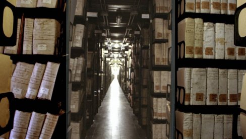 MUSLIMANI SE MOLE U VATIKANU: Za naučnike u Biblioteci Svete Stolice MUSLIMANI SE MOLE U VATIKANU: Za naučnike u Biblioteci Svete Stolice