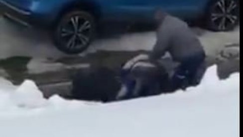 ŽESTOKA TUČA NA KOPAONIKU: Četvorica se pesničila oko parking mesta (VIDEO) ŽESTOKA TUČA NA KOPAONIKU: Četvorica se pesničila oko parking mesta (VIDEO)