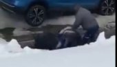 ЖЕСТОКА ТУЧА НА КОПАОНИКУ: Четворица се песничилa око паркинг места (ВИДЕО) ЖЕСТОКА ТУЧА НА КОПАОНИКУ: Четворица се песничилa око паркинг места (ВИДЕО)