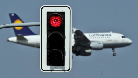 ПРЕКИНУТ АВИО САОБРАЋАЈ НАД ИЗРАЕЛОМ: Авиони се преусмеравају на Кипар ПРЕКИНУТ АВИО САОБРАЋАЈ НАД ИЗРАЕЛОМ: Авиони се преусмеравају на Кипар