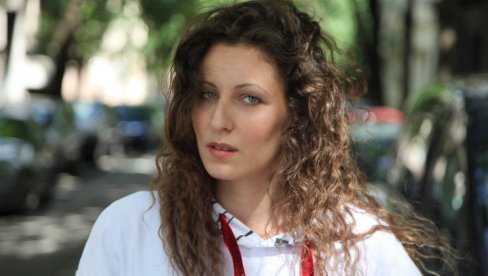 NEOBIČNE PRIČE O OBIČNOSTI: Pesnikinja Ana Marija Grbić povodom prve svoje prozne knjige, Srneća leđa NEOBIČNE PRIČE O OBIČNOSTI: Pesnikinja Ana Marija Grbić povodom prve svoje prozne knjige, Srneća leđa