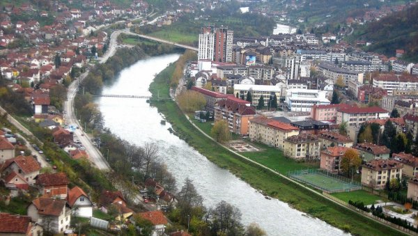 ПЕСНИЧКА ОАЗА НА ОБАЛАМА ЛИМА: У антологијском избору поезије Дрво завичаја заступљено 40 најпознатијих песника Прибоја са по више песама ПЕСНИЧКА ОАЗА НА ОБАЛАМА ЛИМА: У антологијском избору поезије Дрво завичаја заступљено 40 најпознатијих песника Прибоја са по више песама
