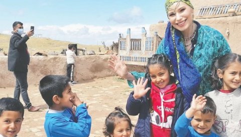 ДРУЖЕЊЕ СА СЕОСКОМ ДЕЦОМ: Необичан одмор Марије Вељковић у Турској ДРУЖЕЊЕ СА СЕОСКОМ ДЕЦОМ: Необичан одмор Марије Вељковић у Турској