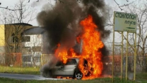 ШТА СЕ ОВО ДЕШАВА У БЕОГРАДУ? Запалило се још једно возило у престоници! (ФОТО) ШТА СЕ ОВО ДЕШАВА У БЕОГРАДУ? Запалило се још једно возило у престоници! (ФОТО)