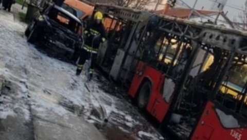 ЗАПАЛИО СЕ АУТОБУС У ЗЕМУНУ: Возило у потпуности изгорело, остала само шкољка ЗАПАЛИО СЕ АУТОБУС У ЗЕМУНУ: Возило у потпуности изгорело, остала само шкољка