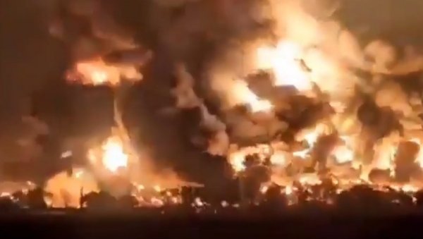 ЕКСПЛОЗИЈЕ ОДЈЕКУЈУ У ГРЧКОЈ: Гори војно складиште код Волоса ЕКСПЛОЗИЈЕ ОДЈЕКУЈУ У ГРЧКОЈ: Гори војно складиште код Волоса