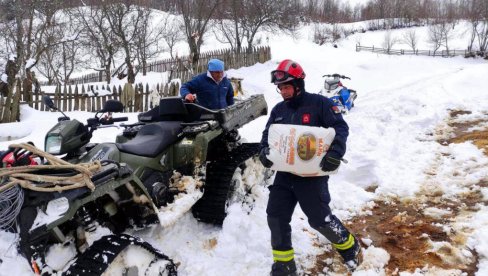 FOTO - NEKOLIKO SELA NA JUGU I DALJE ZAVEJANO: Snežni smetovi otežavaju život ljudi (FOTO) FOTO - NEKOLIKO SELA NA JUGU I DALJE ZAVEJANO: Snežni smetovi otežavaju život ljudi (FOTO)