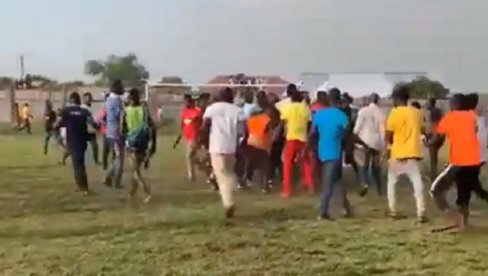 SKANDAL U AFRICI: Rulja uletela u teren i obračunala se sa sudijama, uznemirujuće scene krvavih glava (FOTO+VIDEO) SKANDAL U AFRICI: Rulja uletela u teren i obračunala se sa sudijama, uznemirujuće scene krvavih glava (FOTO+VIDEO)