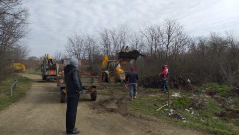 ОД ДЕПОНИЈЕ ПРАВЕ ПАРКИНГ СА НАЈМАЊЕ 1.000 МЕСТА: Све већи број туриста у Белој Цркви диктира нове услове (ФОТО) ОД ДЕПОНИЈЕ ПРАВЕ ПАРКИНГ СА НАЈМАЊЕ 1.000 МЕСТА: Све већи број туриста у Белој Цркви диктира нове услове (ФОТО)