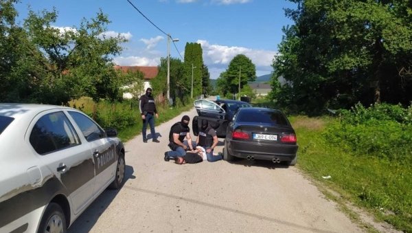 ЗАПЛЕЊЕНИ ДРОГА И 100.000 МАРАКА: У наставку акције Буре 2 полиција у Бихаћу и Дрвару ухапсила пет особа ЗАПЛЕЊЕНИ ДРОГА И 100.000 МАРАКА: У наставку акције Буре 2 полиција у Бихаћу и Дрвару ухапсила пет особа