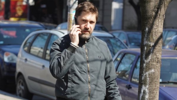 НЕОПТЕРЕЋЕН СЛАВОМ: Глумац Небојша Миловановић опуштен у шетњи градом НЕОПТЕРЕЋЕН СЛАВОМ: Глумац Небојша Миловановић опуштен у шетњи градом