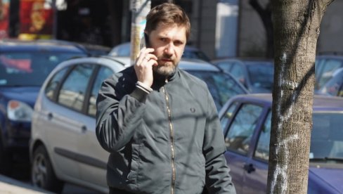НЕОПТЕРЕЋЕН СЛАВОМ: Глумац Небојша Миловановић опуштен у шетњи градом НЕОПТЕРЕЋЕН СЛАВОМ: Глумац Небојша Миловановић опуштен у шетњи градом