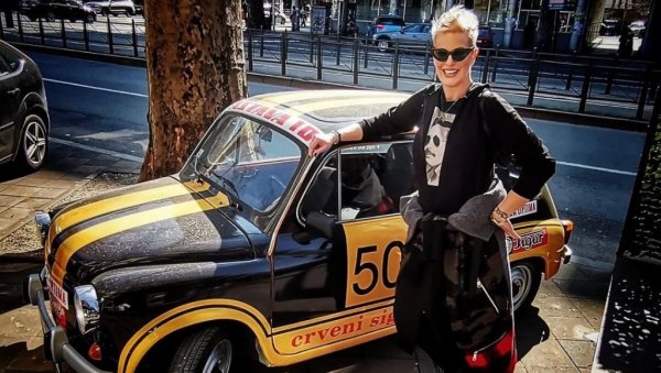 ОБОЖАВА НАЦИОНАЛНУ КЛАСУ: Тијана Дапчевић се сликала поред фиће из чувеног југословенског филма ОБОЖАВА НАЦИОНАЛНУ КЛАСУ: Тијана Дапчевић се сликала поред фиће из чувеног југословенског филма